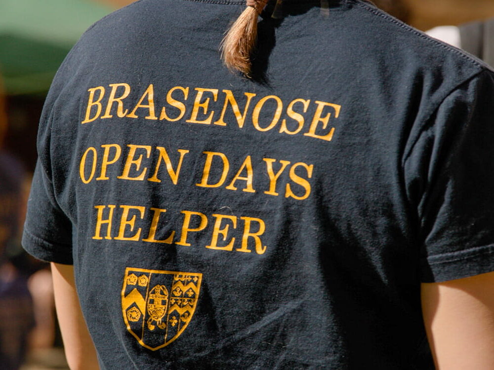 ‘Brasenose Open Days Helper’ printed on the back of a volunteer's t-shirt