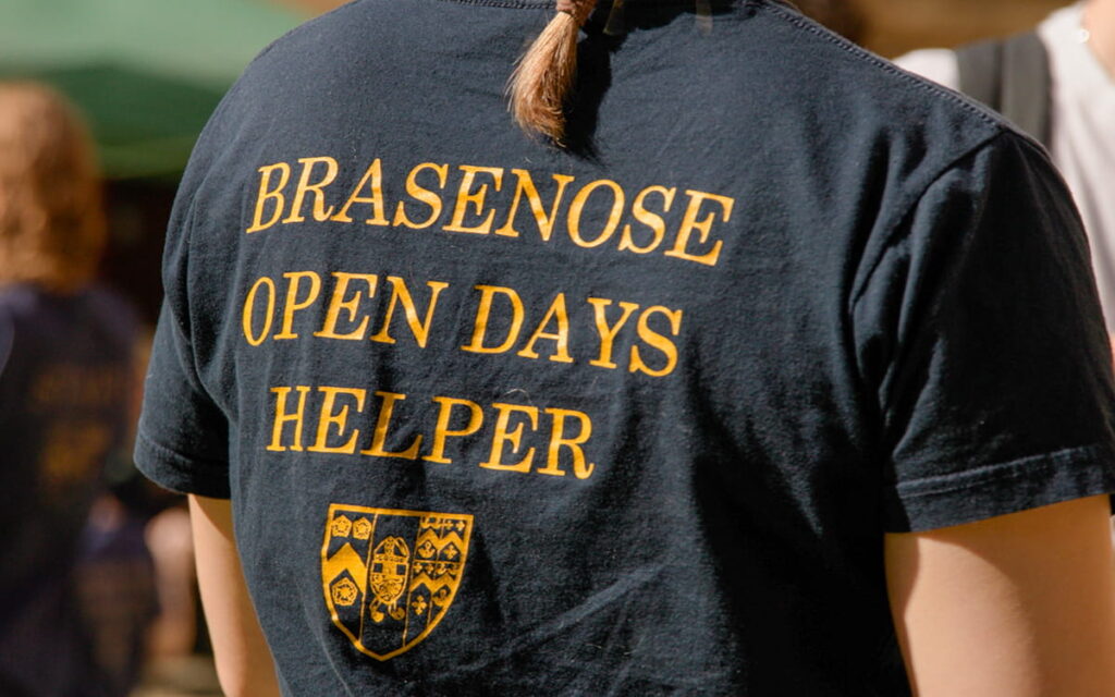 ‘Brasenose Open Days Helper’ printed on the back of a volunteer's t-shirt