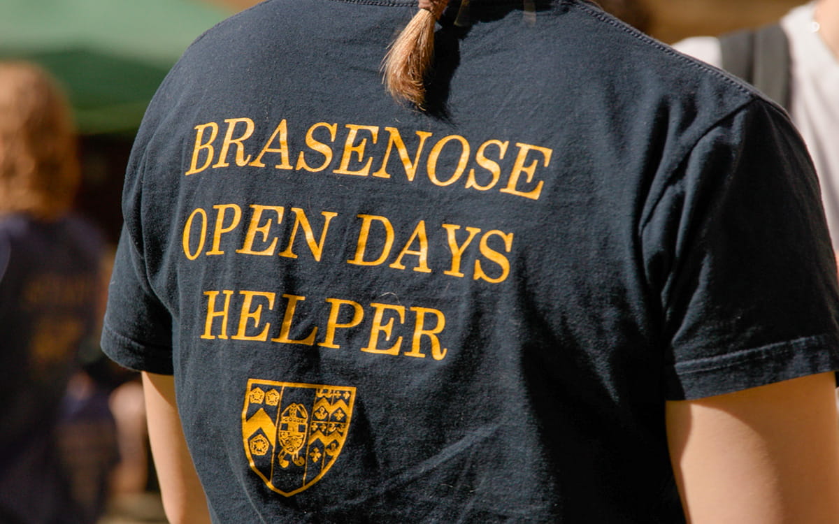 ‘Brasenose Open Days Helper’ printed on the back of a volunteer's t-shirt